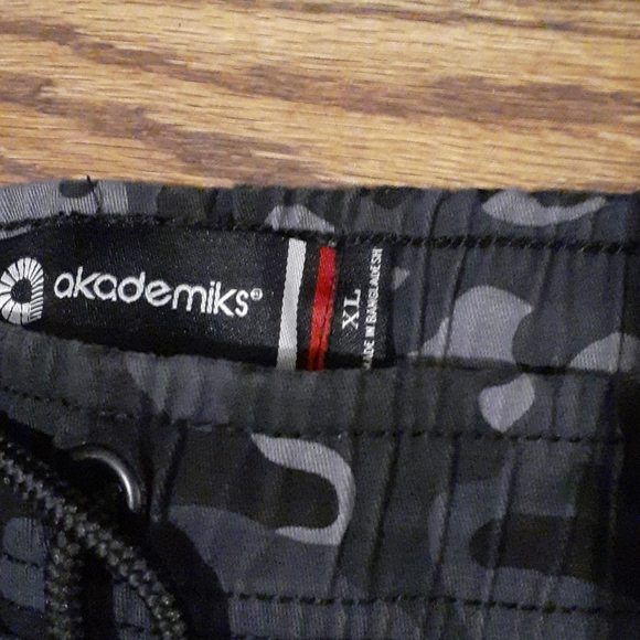 2 Akademiks shorts - Picture 6 of 9